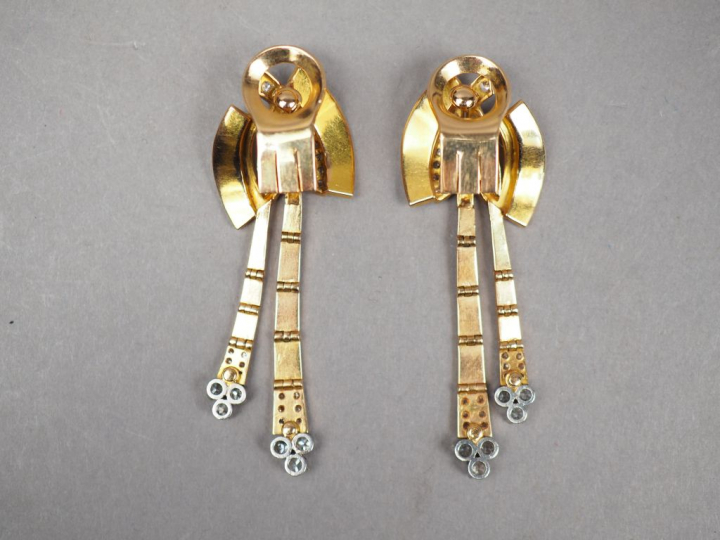 Paire de boucles d'oreilles en or jaune, ornées de brillants.  Poids t