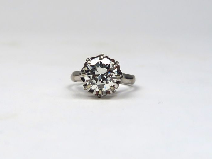 Bague solitaire en or blanc ornée d'un diamant taille brillant de 1,97