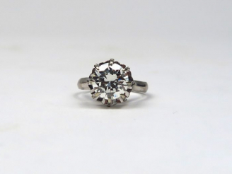 Vente aux enchères Bague solitaire en or blanc ornée d'un diamant taille brillant de 1,97