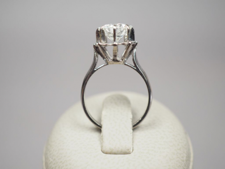 Bague solitaire en or blanc ornée d'un diamant taille brillant de 1,97