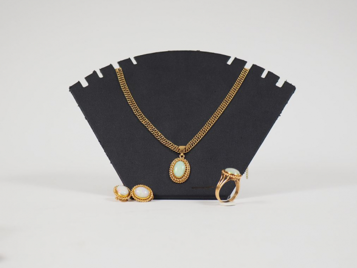 Parure en or jaune et opales, comprenant :  - une pendentif et sa chai