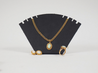 Vente aux enchères Parure en or jaune et opales, comprenant :  - une pendentif et sa chai