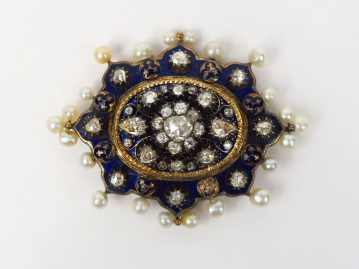 Broche Napoléon III en or jaune, émail bleu et roses.  6,5 x 5 cm  Poi