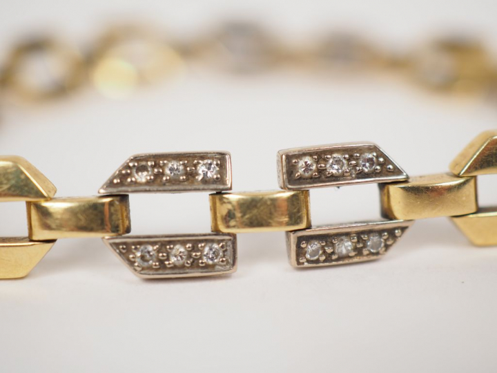 	Bracelet deux tons d’or et diamants. Poids tel. 23,08 g