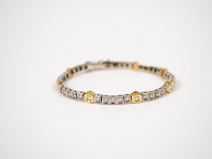 Bracelet articulé deux tons d’or et diamants. Long. 16 cm Poids tel. 1