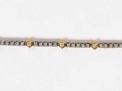 Bracelet articulé deux tons d’or et diamants. Long. 16 cm Poids tel. 1