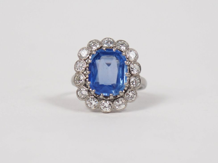 Bague marguerite en platine, ornée en son centre d'un saphir entouré d