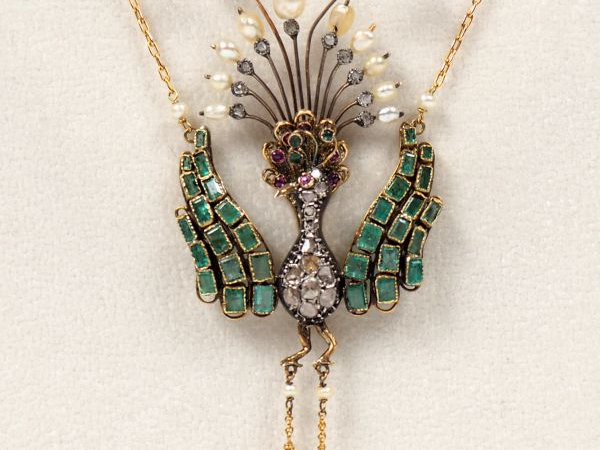Pendentif et sa chaine en or, émeraudes, roses, rubis et perles en for