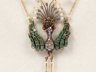 Vente aux enchères Pendentif et sa chaine en or, émeraudes, roses, rubis et perles en for