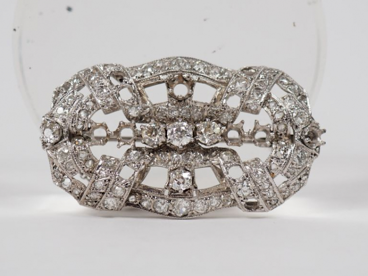 Broche Art déco en platine ornée de diamants.  Poids tel. 26,41 g (trè