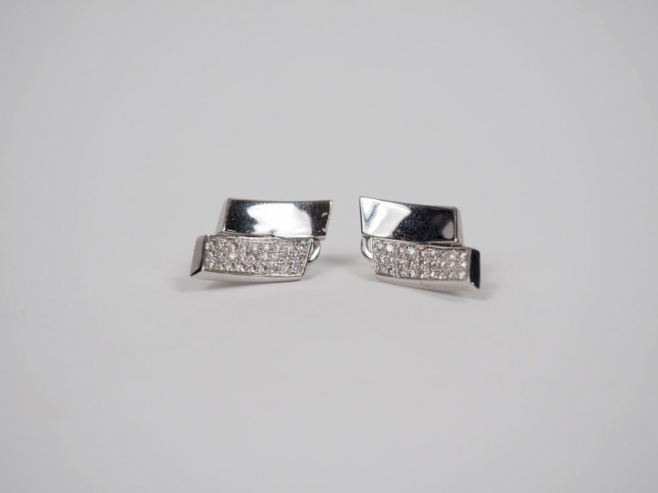 Paire de boucles d'oreilles à clips en or blanc et pavage de diamants.