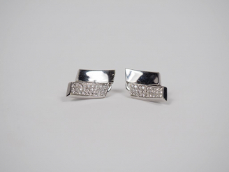 Vente aux enchères Paire de boucles d'oreilles à clips en or blanc et pavage de diamants.