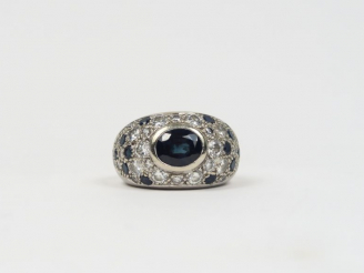 Vente aux enchères Bague dôme en or blanc, ornée en son centre d'un saphir entouré de pet