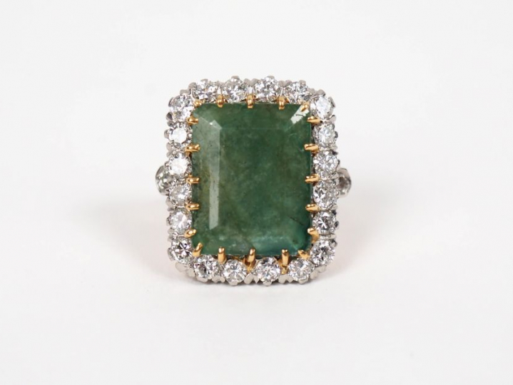 Bague en or jaune et platine, ornée en son centre d'une émeraude entou