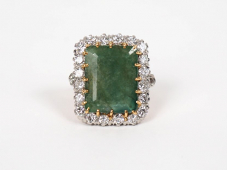 Vente aux enchères Bague en or jaune et platine, ornée en son centre d'une émeraude entou