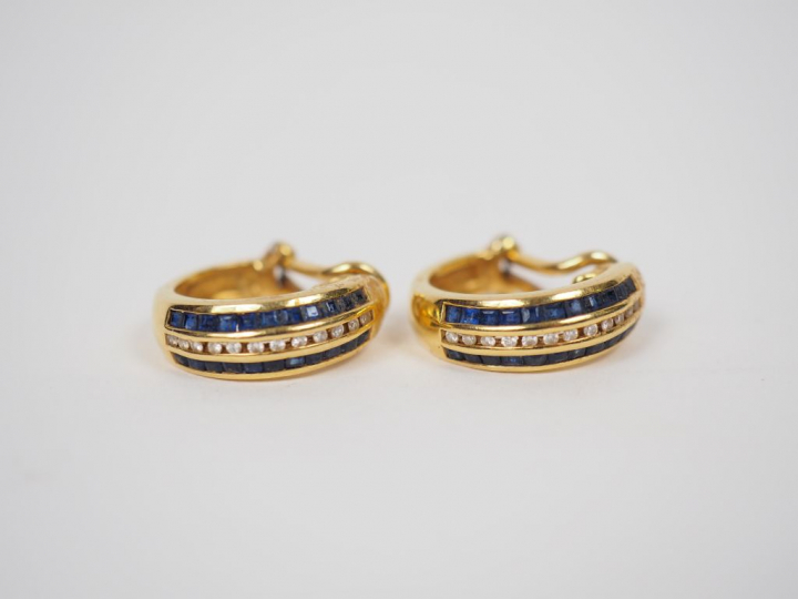 Paire de boucles d’oreilles à clips en or jaune, saphirs calibrés et p