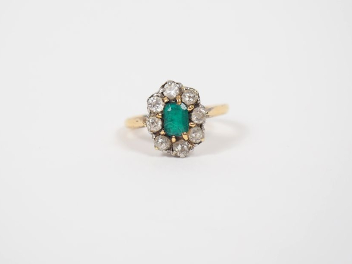 Bague marguerite en or jaune, ornée d’une émeraude entourée de huit di