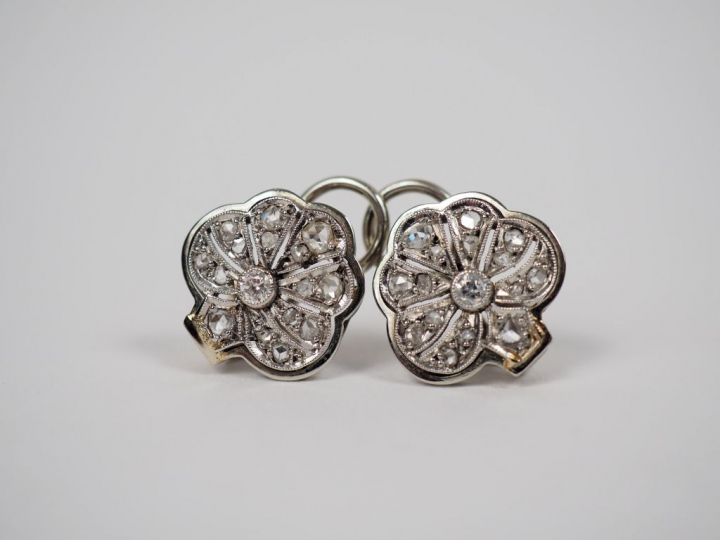 Paire de boucles d'oreilles à clips en or blanc serties de roses, en f