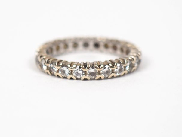 Ensemble comprenant quatre alliances américaines en or blanc et diaman