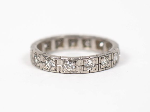 Ensemble comprenant quatre alliances américaines en or blanc et diaman