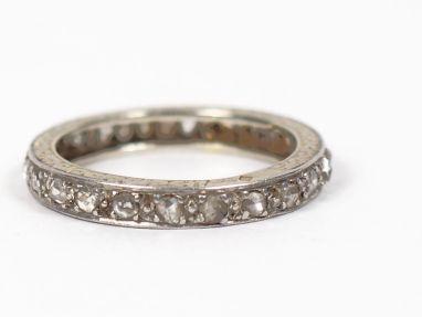 Ensemble comprenant quatre alliances américaines en or blanc et diaman