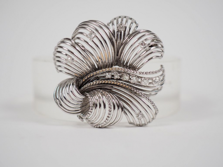 Broche en or blanc et brillants en forme de fleur stylisée.  Poids tel