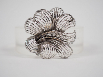 Vente aux enchères Broche en or blanc et brillants en forme de fleur stylisée.  Poids tel
