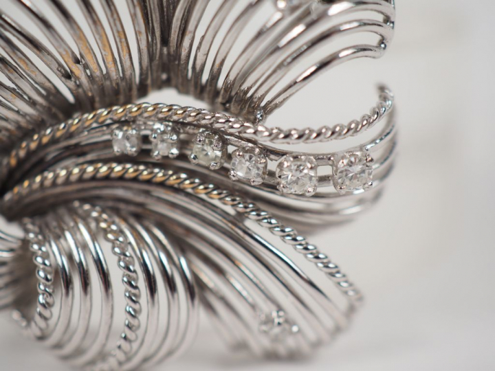 Broche en or blanc et brillants en forme de fleur stylisée.  Poids tel