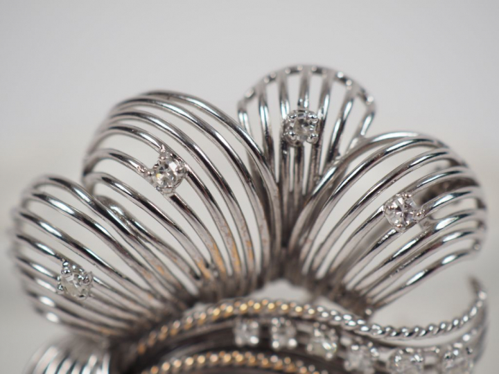 Broche en or blanc et brillants en forme de fleur stylisée.  Poids tel