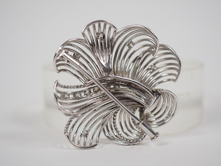 Broche en or blanc et brillants en forme de fleur stylisée.  Poids tel