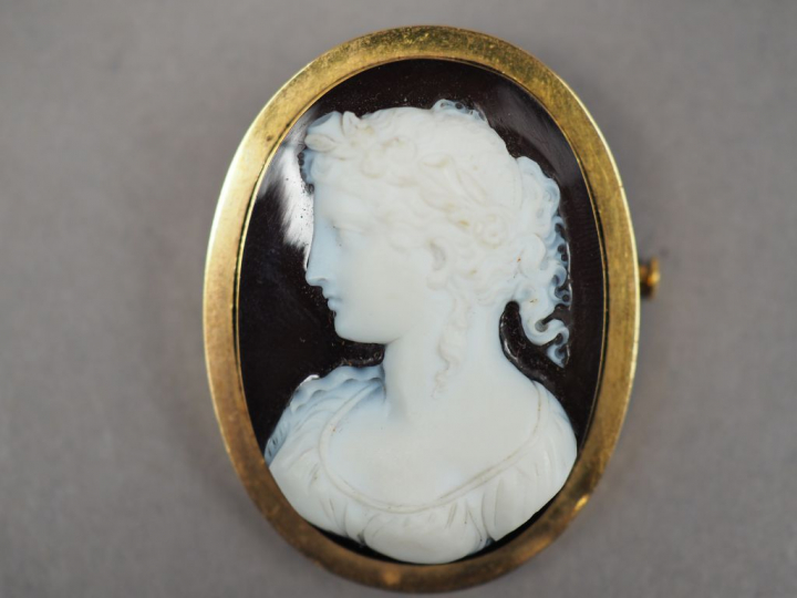 Broche ornée d'un camée pierre dure figurant une jeune femme de profil
