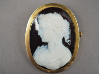 Vente aux enchères Broche ornée d'un camée pierre dure figurant une jeune femme de profil
