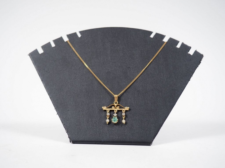 Pendentif en or jaune, orné d'une émeraude en cabochon, de roses et de