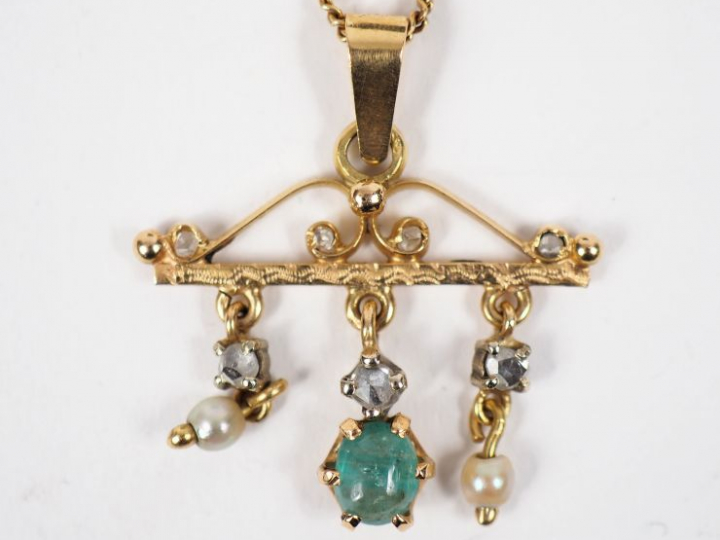 Pendentif en or jaune, orné d'une émeraude en cabochon, de roses et de