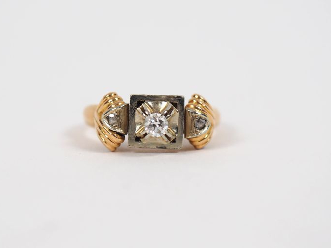 Bague 1940 en or jaune, ornée en son centre d'un diamant épaulé de deu
