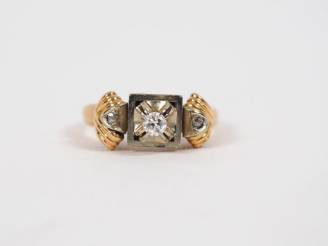 Vente aux enchères Bague 1940 en or jaune, ornée en son centre d'un diamant épaulé de deu