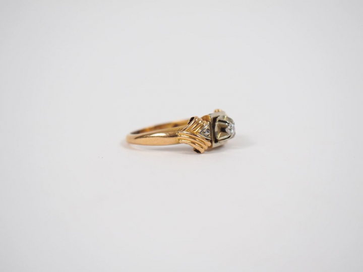 Bague 1940 en or jaune, ornée en son centre d'un diamant épaulé de deu