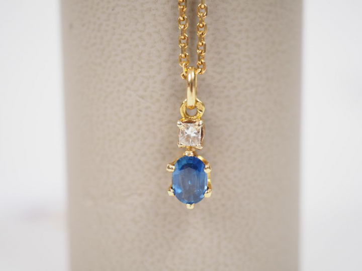 Pendentif en or jaune, orné d'un spahir surmonté d'un petit diamant.  