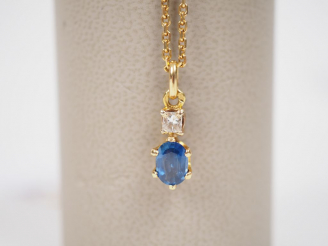 Vente aux enchères Pendentif en or jaune, orné d'un spahir surmonté d'un petit diamant.  