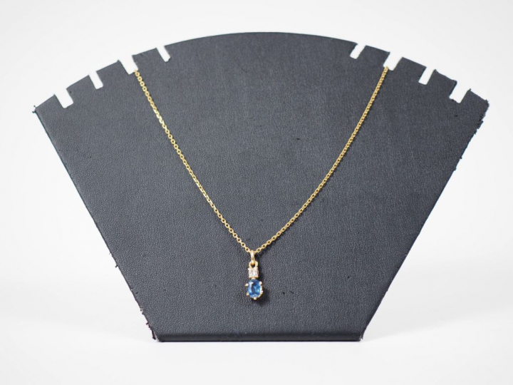 Pendentif en or jaune, orné d'un spahir surmonté d'un petit diamant.  
