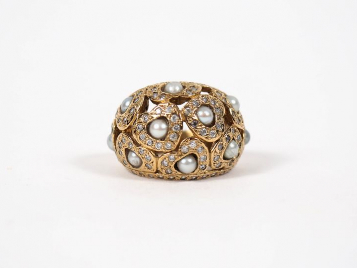 Bague dôme en or jaune, perles et pierres à l'imitation du diamant, à 