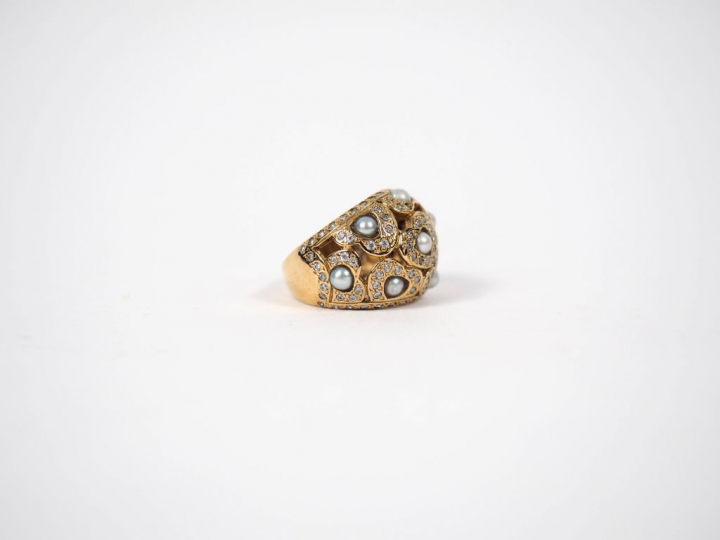 Bague dôme en or jaune, perles et pierres à l'imitation du diamant, à 