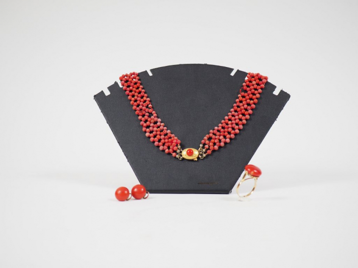 Parure en or jaune et perles de corail, comprenant :  - un collier dra