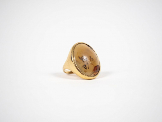 Vente aux enchères Bague en or jaune, ornée d'une agate.  TDD. 56 1/2 Poids tel. 10,97 g 