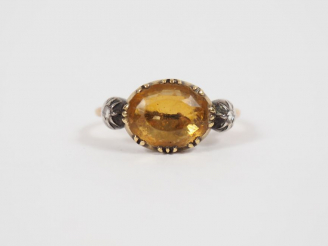 Vente aux enchères Bague en or jaune et argent, ornée en son centre d'une pierre jaune ép