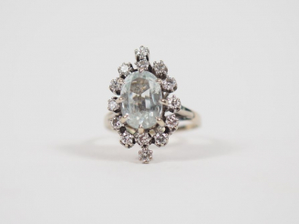 Vente aux enchères Bague en or blanc, sertie de petits diamants entourant une pierre tran