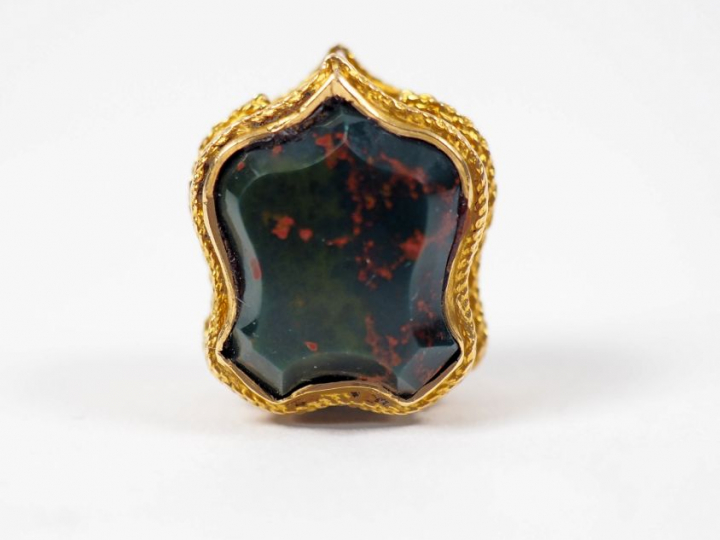 Elément de pendentif en or jaune et pierres dures. Poids tel. 3,40 g