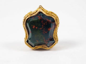 Vente aux enchères Elément de pendentif en or jaune et pierres dures. Poids tel. 3,40 g