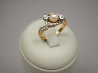 Vente aux enchères Bague en or jaune, ornée d'une perle entourée de diamant et de roses. 