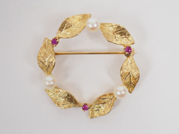 	Broche en plaqué or, à décor de feuilles, ornée de trois perles et tr